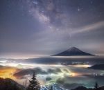 japon mont Le Mont Fuji sous un ciel étoilé