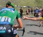 cyclisme tour Peter Sagan signe un autographe en pleine ascension (Tour de France 2019)