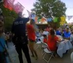 plainte Des policiers dansent lors d'une fête