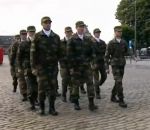 synchronisation Problème de synchronisation lors du défilé de la Fête nationale belge