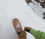 neige snowboard descente Un chien dévale une pente enneigée