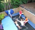 saut Super saut en trampoline avec l'aide des ses amis