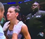 visage reaction Un agent de sécurité voit un coach motiver sa combattante UFC