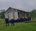 travail maison equipe Des Amish déplacent une maison 