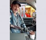 handicap prothese Amputé des bras, il prend un café à un drive-in