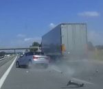 camion voiture percuter Une Audi A1 percute l'arrière d'un camion sur l'A42 (Ain)