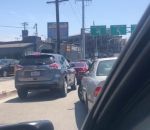 bouchon circulation Une pancarte pour s'insérer dans une file de voitures (Los Angeles)