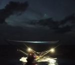 mer bateau Un bateau filet récupère la coiffe de SpaceX