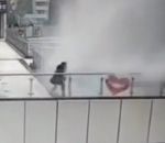 toit effondrement Trombe d'eau sur une cliente dans un centre commercial