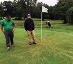 golf terrain eclair La foudre a frappé un drapeau sur un terrain de golf