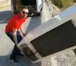 espagne La police oblige un homme à récupérer un frigo qu'il a jété dans la nature (Espagne)