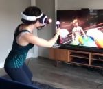 casque femme Jouer à la boxe en VR pour la première fois