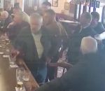 mma combattant bar Conor McGregor frappe un homme dans un bar
