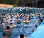 vague Une piscine à vagues produit un « tsunami »
