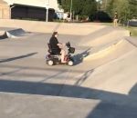 handicap Faire du scooter électrique dans un skatepark