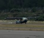 atterrissage urgence Un avion Cessna 210 atterrit sans train principal