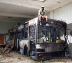 peinture mur Bloc de béton transformé en bus abandonné