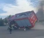 camion pompier Un camion de pompiers fait une arrivée renversante
