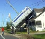 accident camion Un camion atterrit sur le toit d'une maison