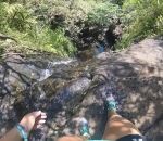 chute glissade eau Elle s'approche au bord d'une cascade et chute (Hawaï)