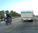 blanche ligne Dépassement d'un motard imprudent (Crimée)