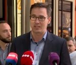 cirque Un politicien hongrois trollé pendant une conférence de presse