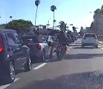 chute motard Un motard veut casser un rétroviseur (Instant Karma)