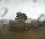 entree camera Sa maison emportée par l'ouragan Dorian filmé par la caméra de sa sonnette