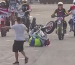 chute moto fail Un pilote chute avant le départ d'une course de motos