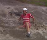 course chute Le cycliste Johan Price-Pejtersen chute dans une flaque d'eau