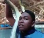 crane tete Selfie avec un serpent
