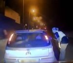 police fail Une policière lui demande de monter à l'arrière du véhicule