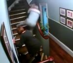 chute homme femme Un couple ivre chute dans un escalier