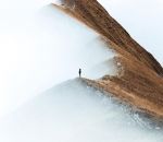 montagne nuage Une femme sur une crête (Suisse)