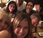 jennifer Jennifer Aniston fait un selfie avec les anciens de Friends