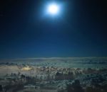 timelapse lune Vol de nuit au-dessus des nuages au clair de lune