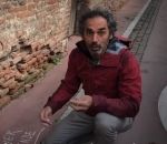 craie trottoir Un botaniste identifie des plantes sauvages à Toulouse