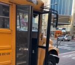new-york Un chauffeur éjecte un élève du bus scolaire