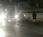 manifestant Une femme bloque une voiture #inattendu
