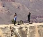 chute fille Une femme manque de tomber dans le Grand Canyon