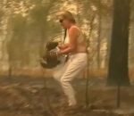 flamme incendie Une femme sauve un koala des flammes