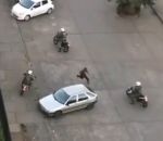 police 1 homme vs 5 motards de la police