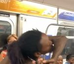 tourner homme Un homme dans le métro tourne son bras