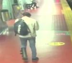 chute homme Distrait par son téléphone, il tombe sur les rails du métro (Buenos Aires)