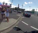 collision voiture moto Un motard distrait par des filles (Australie)
