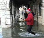 inondation Selfie à Venise pendant l'acqua alta