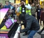 terry miles Boogie-woogie au piano dans un centre commercial