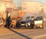 caca Un camion d'assainissement éteint un incendie de voiture