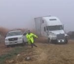 coucher accident brouillard Un camion se couche sur une voiture 