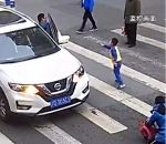 enfant pied coup Un enfant en colère contre un automobiliste